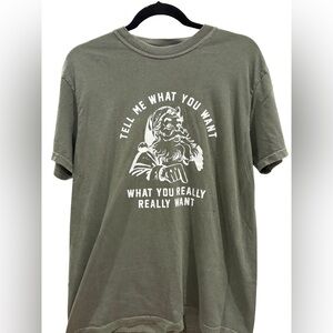 🎄 Comfort Colors “Tell Me What You Want” Santa Graphic Tee – Size M 🎄
